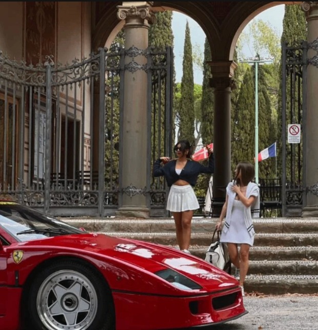 Dolce Vita italiana — Ferrari d'epoca davanti a una villa